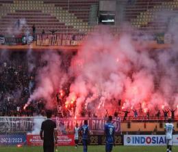 Aksi supporter PSPS Riau menyalakan flare di tribun utara Stadion Utama Riau saat menjamu PSMS Medan yang berakhir ricuh.(foto: int)